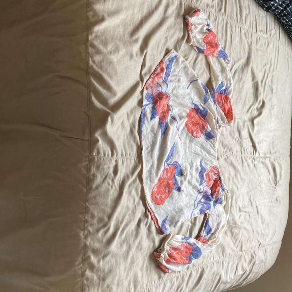 Lovely short from BILLABONG flower pattern main color beige